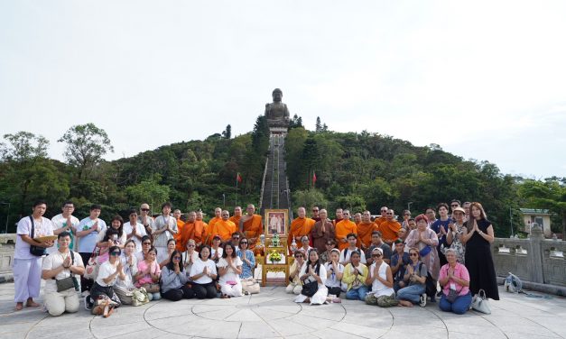 สมัชชาสงฆ์ไทยฮ่องกง นำคณะสงฆ์ ร่วมชาวไทยในฮ่องกง สวดมนต์ถวายในหลวง ราชินี หน้าหลวงพ่อพระใหญ่นอนปิง