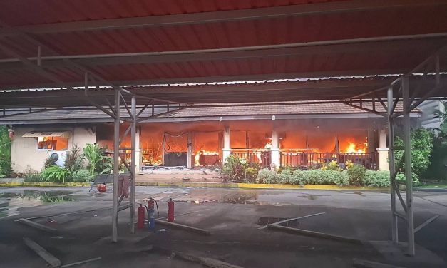 ระทึกยามเช้าไฟไหม้สำนักงาน “กระบี่ยางทอง 1992” วอดทั้งหลัง เจ้าของโอดโทรหาดับเพลิงไร้คนรับสาย สูญหลายล้าน