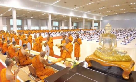 ปทุมธานี วัดพระธรรมกายมอบ 77 ทุนการศึกษากว่า 1 แสนบาท ในวันมหารำลึก เชิดชูผู้เสียสละ อุทิศบุญผู้ล่วงลับ