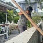 อ่างทอง ชาวบ้านในพื้นที่ตาบอด6หลังคาเรือนต้องปีนรัวออกจากบ้านหลังไปยื่นร้องศูนย์ดำรงธรรมเข้ามาไกล่เกลี่ย  ล่าสุดทางเจ้าของพื้นที่ได้ทำการล้อมรั้วพื้นที่แล้ว 