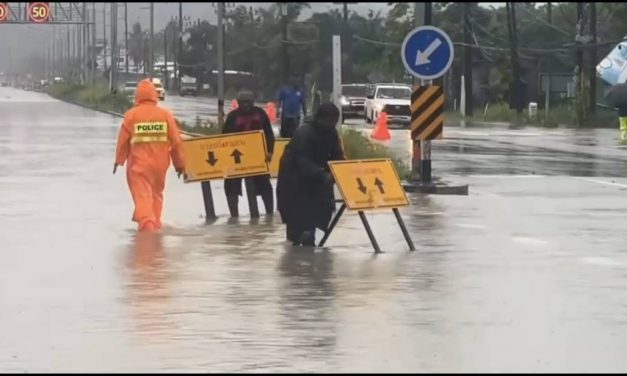 พังงา – ฝนตกหนักต่อเนื่องตั้งแต่ช่วงค่ำที่ผ่านมา ส่งผลให้เกิดน้ำท่วมขังบนถนนเพชรเกษม บริเวณหน้าหนองมูลตะกั่ว ตำบลคึกคัก อำเภอตะกั่วป่า