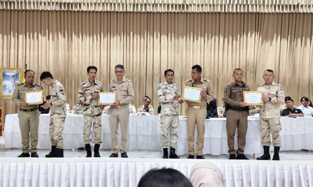 ผู้ว่าฯจ.พังงา มอบประกาศนียบัตรเชิดชูเกียรติผู้ปฏิบัติงานดีเด่นด้าน การป้องกันและปราบปรามยาเสพติด