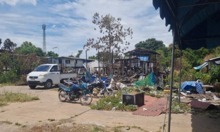 นนทบุรี  ยายวัย 66 ปีไม่มีอะไรเหลือติดตัวเหลือแค่โกศใส่กระดูกพ่อแม่ติดตัวแล้วก็พระ1องค์ชาวบ้านไร้ที่อยู่! หนุ่มเมายาจุดไฟเผาที่นอนลามวอด 7 หืลัง