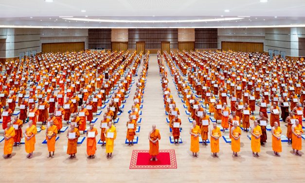 ปทุมธานี พระพรหมวชิรานุวัตร มอบประกาศนียบัตรพระสังฆาธิการ 1,200 รูป หลังอบรมเข้มข้น 7 วัน ที่ศูนย์ปฏิบัติธรรมเวิลด์พีชวอลเลย์ นครราชสีมา