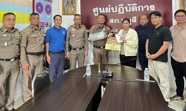 ปากช่อง ตำรวจเข้าระงับเหตุคนร้ายบุกรุกบาดเจ็บแขนหัก ประธาน กต.ตร.ชื่นชมเข้าเยี่ยมมอบเงินช่วยเหลือเป็นกำลังใจ