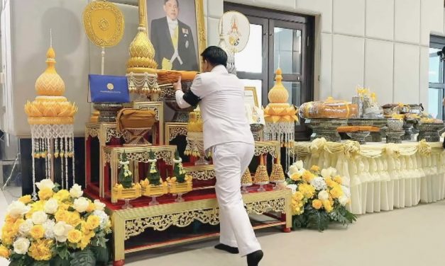 ปทุมธานี รองผู้ว่าฯ อัญเชิญผ้าไตรพระราชทาน พิธีอุปสมบทนาคในพระบรมราชานุเคราะห์ วันอาสาฬหบูชา