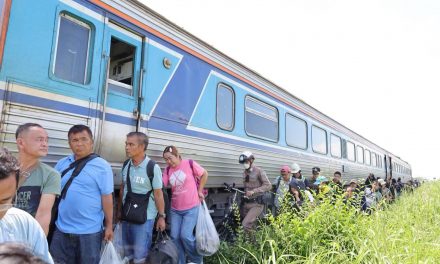 การรถไฟฯ ร่วมมือจังหวัดอุตรดิตถ์และหน่วยงานท้องถิ่นเร่งช่วยเหลือผู้โดยสารขบวนที่ 8 เหตุเพลาล้อชำรุด ยันไม่มีผู้บาดเจ็บ พร้อมจัดรถบัสส่งถึงปลายทางเรียบร้อย