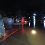เมืองแม่ฮ่องสอนอ่วม เดือดร้อนกลางดึก หลังฝนตกหนัก เกิดน้ำป่าไหลหลากท่วมบ้านเรือนราษฎร ต้นไม้ล้มปิดถนน ดินสไลด์