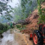 กาญจนบุรี  ถนนสายห้วยเขย่ง – อีต่อง เส้น 399 โค้ง ปิดหลังดินจากเขาสไลด์ เจ้าหน้าที่เร่งเคลียร์ผิวจราจร ส่วนแม่น้ำน้อย อำเภอไทรโยค เริ่มเอ่อล้นตลิ่งท่วมพื้นที่การเกษตร