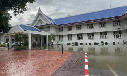 อ่างทอง พายุฝนกระหน่ำลงมาอย่างหนักทำให้น้ำท่วมขังรอระบายหลายจุดโรงเรียนหลายแห่งแจ้งต้องหยุดการเรียนการ