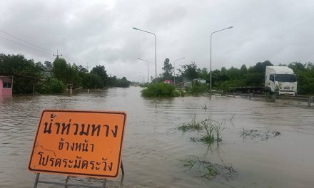 ปราจีนบุรี น้ำท่วมถนน 359 สูง 1 เมตรรถผ่านไม่ได้