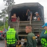 ปราจีนบุรี เร่งอพยพชาวบ้านขนของหนีน้ำ
