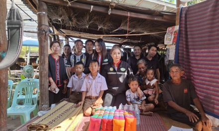 สกลนคร นายกเปิ้ล อบต.ดงมะไฟ ลงพื้นที่ช่วยครอบครัวยากจน ทั้งผู้สูงอายุ ผู้พิการและเด็ก