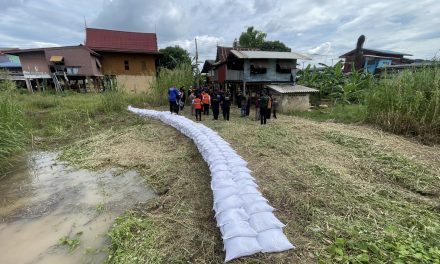 อ่างทอง เร่งเสริมแนวป้องกันน้ำท่วมริมแม่น้ำเจ้าพระยาหลังระดับน้ำเพิ่มสูงและมีน้ำล้นแนวตลิ่งเข้าท่วมบ้านเรือนริมน้ำบางส่วน 