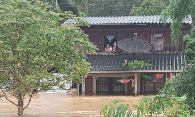 พังงา- อำเภอคุระบุรีอ่วมหนักฝนตกน้ำไหลเข้าท่วมบ้านเรือนประชาชน30หลังคาเรือนเจ้าหน้าที่เร่งอพยพชาวบ้านอยู่ในที่ปลอดภัย