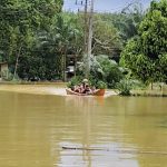 พังงา  คืบหน้าสถานการณ์น้ำท่วม ในพื้นที่ ต.โคกเคียน ยังต้องใช้เรือในการเข้า ออกหมู่บ้านเจ้าหน้าที่เร่งทำถุงยังชีพช่วยเหลือชาวบ้าน