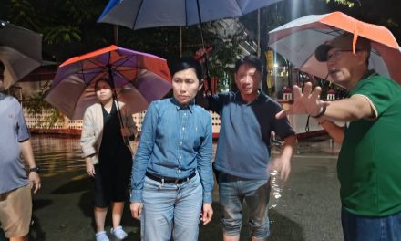 ผู้ว่าฯ นครปฐม ลงพื้นที่ตรวจระดับน้ำแม่น้ำท่าจีน หลังฝนตกหนักอย่างต่อเนื่อง ส่งผลให้ระดับน้ำอยู่ในระดับสีแดง