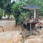 เกิดฝนตกอย่างหนัก ในตัวเมืองแม่ฮ่องสอน น้ำป่าไหลหลากในเขตเทศบาลเมือง ถนนเสียหายยับเยิน รวมไปถึงพื้นที่สวนของราษฎร
