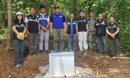 แม่ฮ่องสอน อ.แม่สะเรียง ร่วมกับหน่วยงานด้านธรณีวิทยา ลงพื้นที่ตรวจสอบรอยแยกของแผ่นดินบริเวณบ้านโพซอ พร้อมติดตั้งเครื่องตรวจวัดการเคลื่อนตัวของมวลดิน